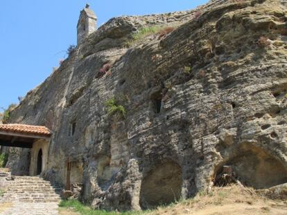 La entrada de la iglesia rupestre de Olleros de Pisuerga.