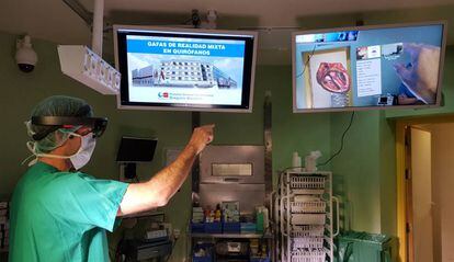Rub&eacute;n P&eacute;rez Ma&ntilde;anes, cirujano del Gregorio Mara&ntilde;&oacute;n, con las gafas HoloLens de Microsoft. 