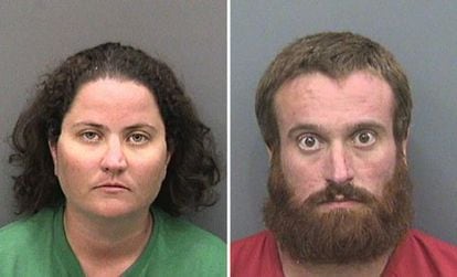 Joshua Hakken y su mujer, Sharyn Patricia, esta mañana tras ser fichados por la oficina del sheriff del condado de Hillsborough.