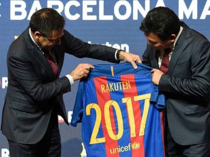 El presidente del Barça, Bartomeu, junto a su homólogo de Rakuten, Mikitani.