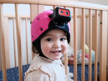 Sam, el niño australiano que participó en el experimento con 18 meses, lleva un casco con una cámara.