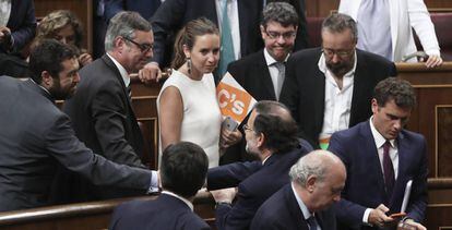 Els diputats de Ciutadans saluden Rajoy, el passat 31 d'agost.