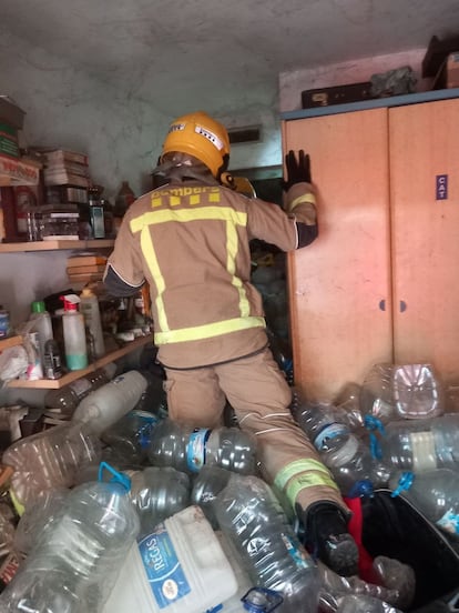 Un bombero de la Generalitat trabaja en el interior de la vivienda.