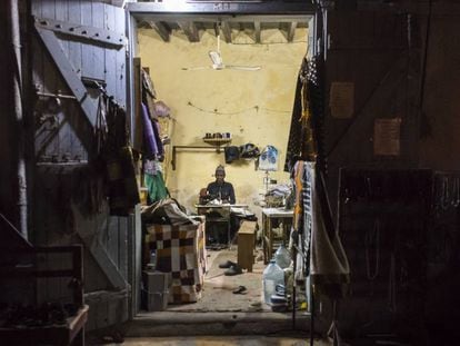 Uno de los sastres de Saint Louis le roba horas a la noche para adelantar en su trabajo.