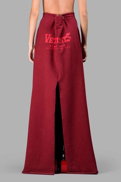 Falda larga con aspecto de chandal, raja en el dorso y argolla metálica a modo de cinturón para ajustar el diseño. Una creación que solo podría firmar Vetements (y venderla por 875 euros).