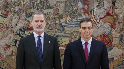 King Felipe VI and the President of the Government, Pedro Sánchez, after taking the oath of office in Zarzuela, on November 17. 