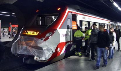 El tren de cercanías, con el morro ya tapado, en la estación del Clot de Barcelona.