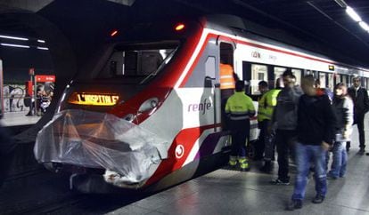 El tren de cercan&iacute;as, con el morro ya tapado, en la estaci&oacute;n del Clot de Barcelona.  