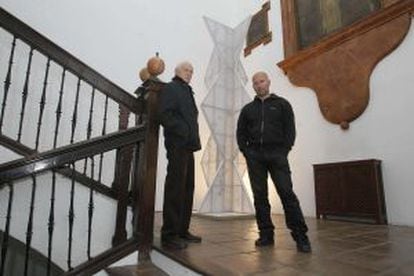 Los artistas Juan Serrano (izquierda) y Miguel Gómez, protagonistas de la muestra Ensamble en la galería cordobesa Cardenal Salazar