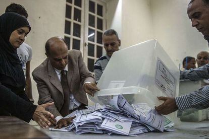 Recuento de votos de la primera vuelta de las elecciones egipcias en El Cairo.