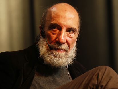 Fotografía de 2017 del poeta y premio nacional chileno, Raúl Zurita Canessa, durante un homenaje a la editorial española Visor en Santiago (Chile).