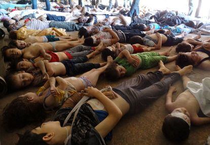 Damasco, Siria, 21 de agosto de 2013. Los cuerpos sin vida de decenas de niños sirios se ven en una morgue de la ciudad de Ghouta, al este de Siria. Los rebeldes sirios denunció que las fuerzas del presidente Bachar el Asad efectuaron tres ataques con armas químicas, posiblemente con gas sarín.