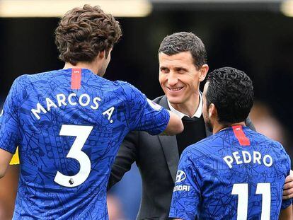 Javi Gracia saluda a Marcos Alonso y Pedro tras un partido en Stamford Bridge.