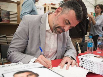 Santi Vila firmando libros en Sant Jordi.