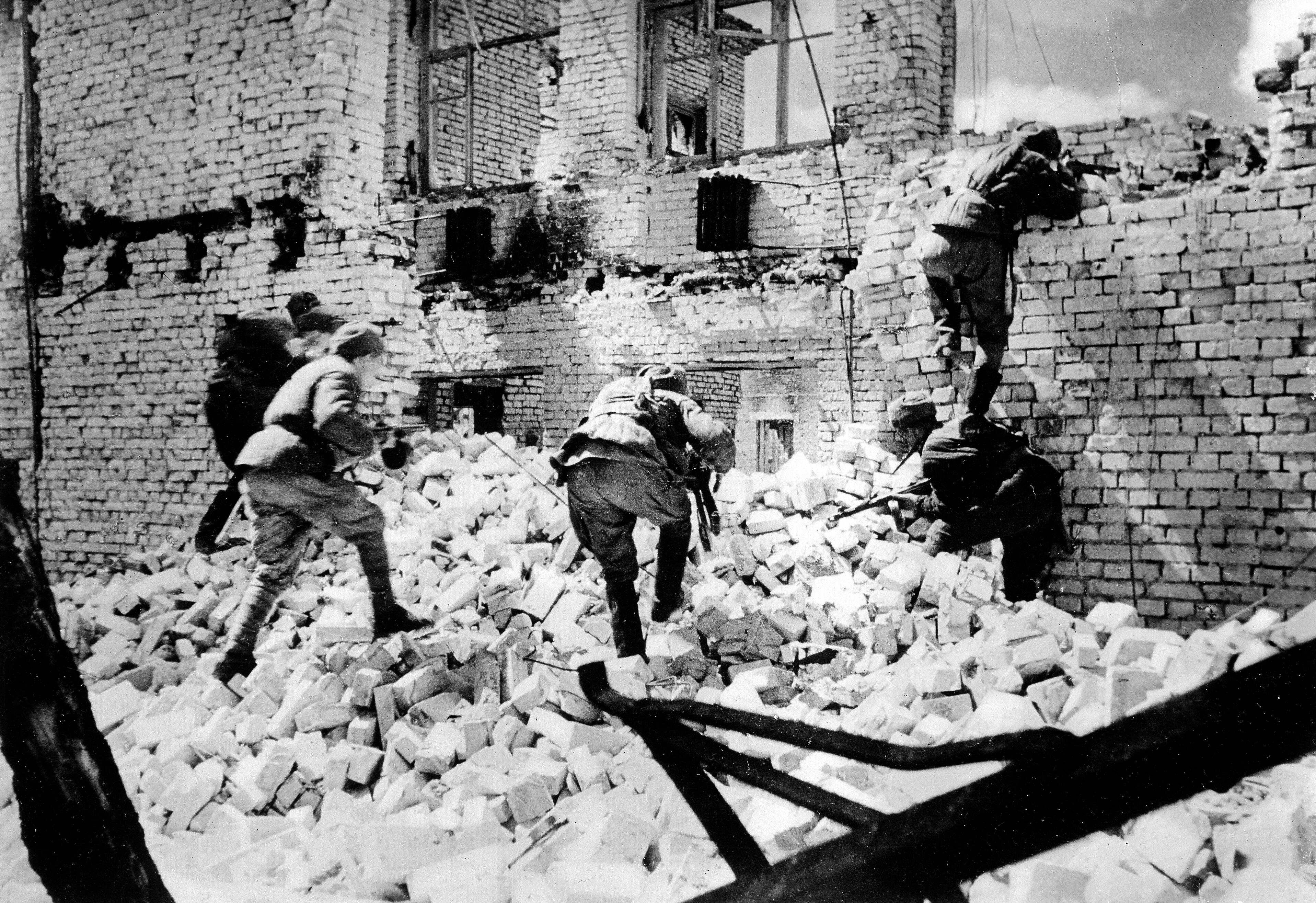Soldados soviéticos en la batalla de Stalingrado, entre septiembre de 1942 y febrero de 1943. 