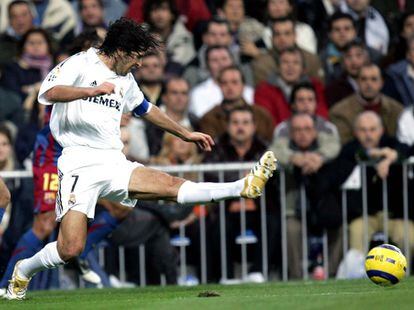 En esta jugada contra el Barcelona en 2005 Raúl sufrió una grave lesión de rodilla. En este partido, el Real Madrid perdió 0-3.