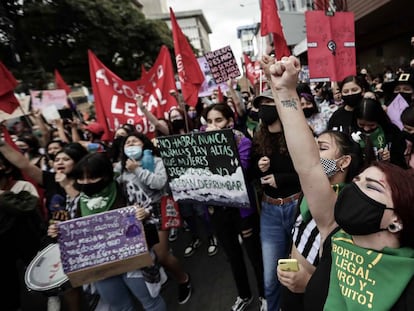 Mujeres en la marcha del 8 de marzo en San José, Costa Rica, como protesta contra los feminicidios, y a favor de los derechos igualitarios y del aborto legal, en el Día Internacional de la Mujer de este 2021.