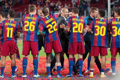 Los jugadores del Barça felicitan a Guardiola y Tito tras un título de Liga.