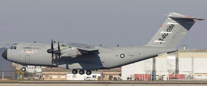El mayor avión de transporte militar de hélice, A-400 Airbus, ha realizado hoy su primer vuelo de pruebas despegando desde el aeropuerto de San Pablo de Sevilla.