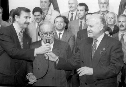El expresidente del PNV, Xabier Arzalluz, recibe el micrófono del que fuera candidato a la reelección como alcalde de Bilbao, Josu Ortuondo, durante un acto de inicio de campaña, el 12 de mayo de 1995.