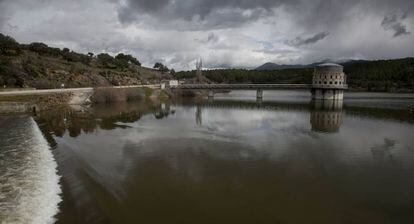 Vista de la torre de toma de agua del embalse de El Villar, en Puentes Viejas-Mangirón, sobre el río Lozoya.