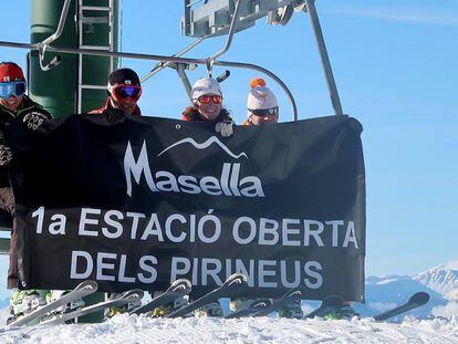 Primers esquiadors de la temporada a l&#039;estaci&oacute; d&#039;esqu&iacute; de la Masella. 