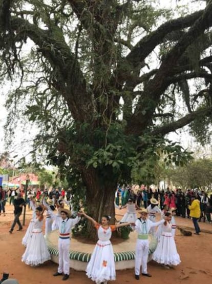 Danzas folclóricas paraguayas alrededor del tatarê de la escuela Defensores del Chaco de Yaguarón.