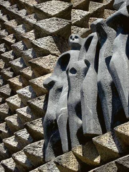 Detalle de la fachada de la basílica de Aránzazu con tres de las esculturas de Oteiza. |
