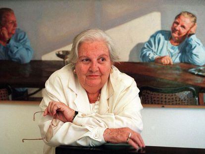 Carmen Balcells, agente literaria, en su casa de Barcelona, ante un retrato suyo que le hizo el artista Gonzalo Goytisolo 