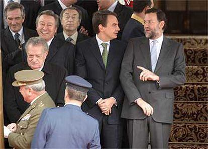 José Luis Rodríguez Zapatero (centro) y Mariano Rajoy (a la derecha) conversan ayer en el Congreso en presencia de Fernando Álvarez de Miranda (en primera fila) y Luis de Grandes, Xavier Trias y Jordi Solé Tura (en segundo plano).