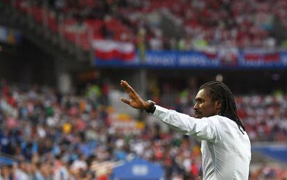 Aliou Cissé dirige a Senegal durante el partido contra Polonia en Moscú.