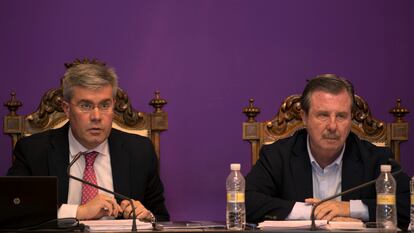 El alcalde de Jaén, José Enrique Fernández de Moya, a la izquierda, y Miguel Ángel García Anguita, en un pleno de Ayuntamiento en 2014.