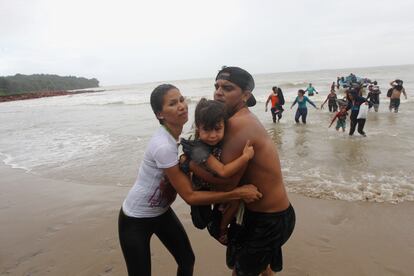 Migrantes venezolanos llegan a la costa en la playa Los Iros en Erin, Trinidad y Tobago, en noviembre de 2020.