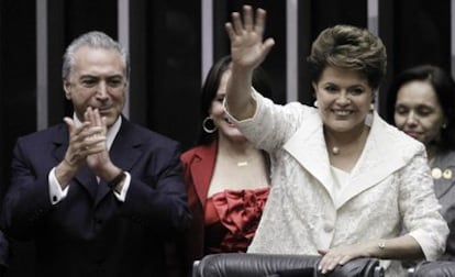 Dilma Rousseff saluda a las bancadas del Congreso brasileño, donde hoy ha tomado posesión del cargo, en presencia del futuro vicepresidente de su Gobierno, Michel Temer.