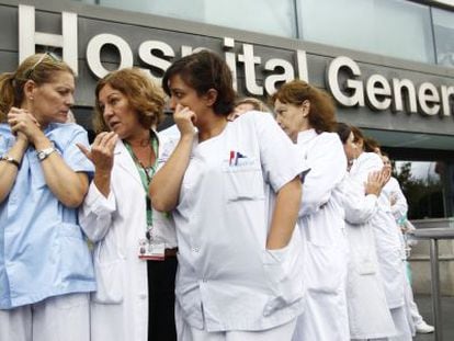 Protesta del personal sanitario frente al hospital de La Paz, ayer.