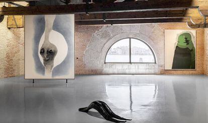 Vista de la exposición 'Sin título, 2020. Tres perspectivas sobre el arte del presente' en la Punta della Dogana. Obras de Enrico David y Markus Lüpertz.