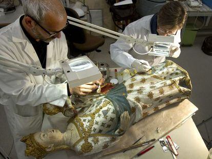 La Virgen de Bellpuig durante la restauraci&oacute;n.