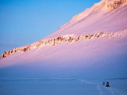 Ruta en moto de nieve en la isla de Spitsbergen, en el archipi&eacute;lago de las Svalbard (Noruega). 