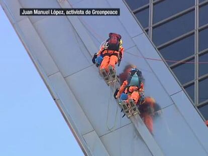 Activistas de Greenpeace despliega su protesta en las Torres KIO