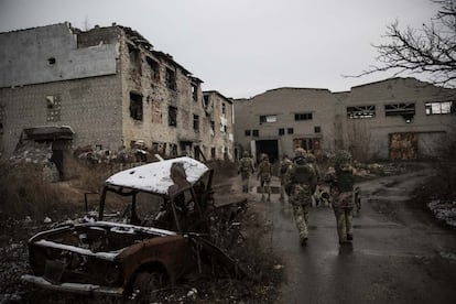 La guerra del Donbás ha dejado 1,5 millones de desplazados internos, pueblos agonizantes y ha fulminado decenas de fábricas, como la de la imagen, completamente destruída, cerca de Avdiivka.