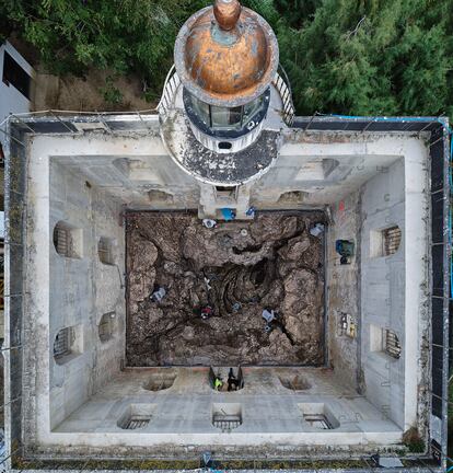 Labores de reacondicionamiento e instalación de la obra de Cristina Iglesias en la casa del faro de la isla de Santa Clara, en Donosti.