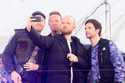 De izquierda a derecha, Jonny Buckland (guitarra), Chris Martin (voz), Will Champion (batería) y Guy Berryman (bajo), en Londres, en mayo de 2021, en los Brit Awards.   