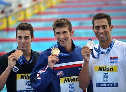 El nadador español posa con Phelps y Cavic