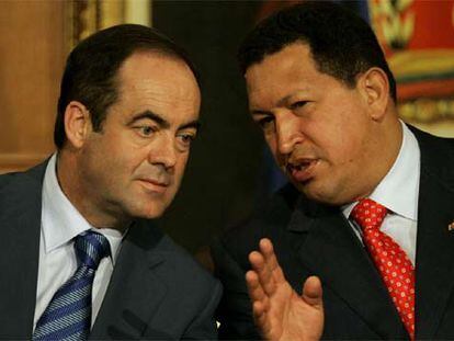 José Bono y Hugo Chávez, en Caracas, durante la firma del contrato con EADS-CASA.