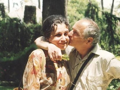 La difunta esposa de Antonio López, María Moreno, junto al pintor en 1994.