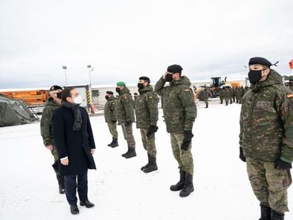 El ministro español de Asuntos Exteriores, José Manuel Albares, pasa revista a los militares españoles en la base de Adazi (Letonia).