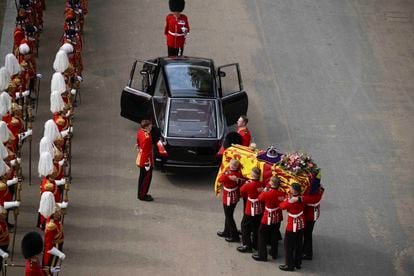 El féretro de Isabel II es introducido en el coche fúnebre que lo trasladará hasta la capilla de San Jorge. 