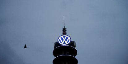 En la imagen, logotipo del fabricante de autom&oacute;viles alem&aacute;n Volkswagen en la VW Tower de Hannover, Alemania.