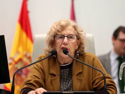 La alcaldesa de Madrid, Manuela Carmena, durannte un pleno del Ayuntamiento. 