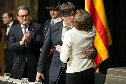 La presidenta del Parlament, Carme Forcadell, felicita Carles Puigdemont.